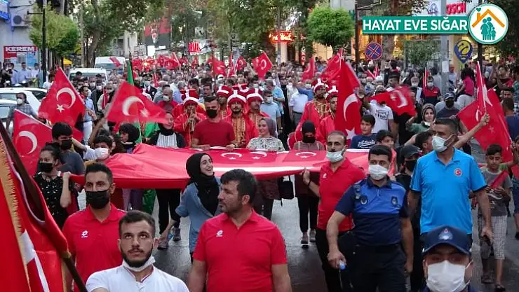 Vatandaşlar demokrasi nöbeti için meydanlara koştu