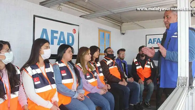 Vatandaşlar mobil deprem simülasyonunda depremi yaşadı