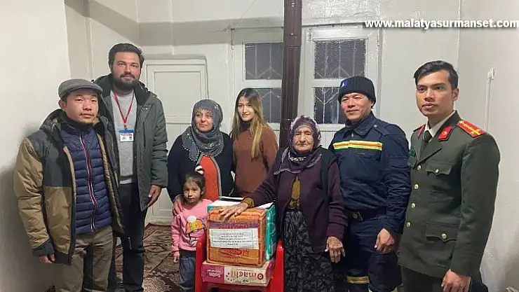 Vietnam arama kurtarma ekibinden Vietnamlı gelin ve Türk ailesine ziyaret ve yardım