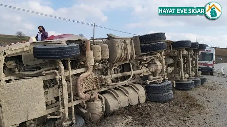 Virajı alamayan çakıl yüklü kamyon devrildi: 1 yaralı