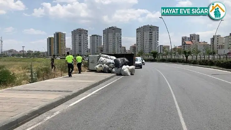 Virajı alamayan elyaf yüklü kamyonet devrildi: 1 yaralı