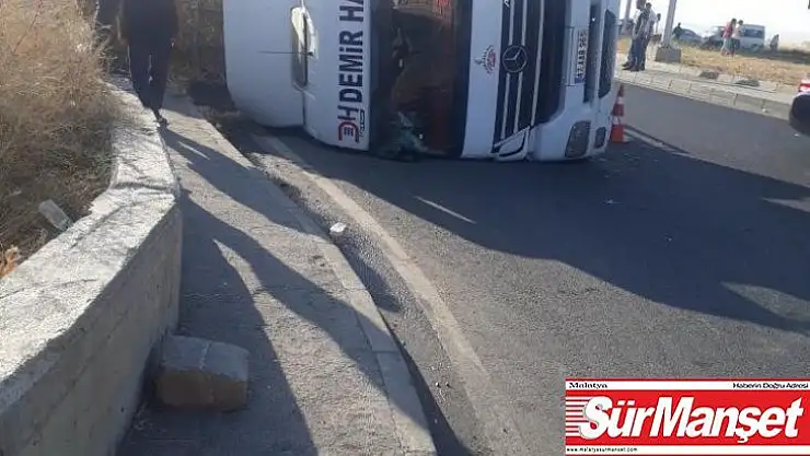 Virajı alamayan saman yüklü tır yan yattı