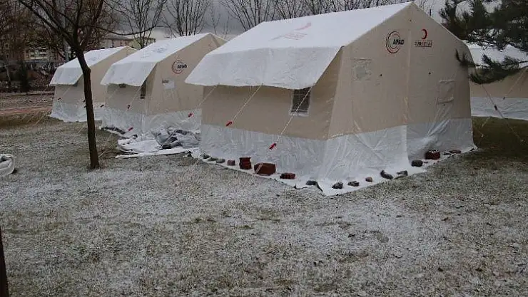 Yağışların etkili olmaya başladığı Elazığ'da, çadırkentte yaşam