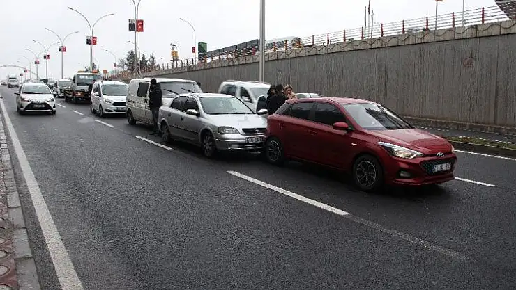 Yağışlı hava zincirleme kazaya neden oldu, sürücüleri emniyet kemeri kurtardı