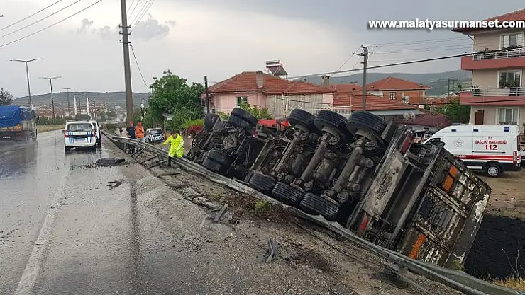 Yağışlı havada kontrolden çıkan tır yan yattı