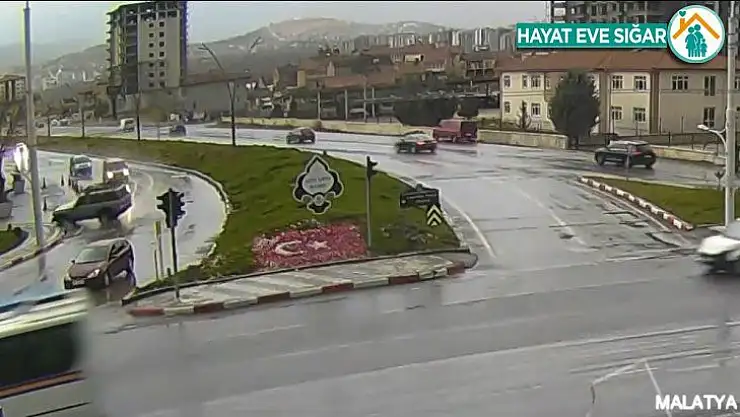 Yağışlı havada yaşanan kaza kameraya yansıdı