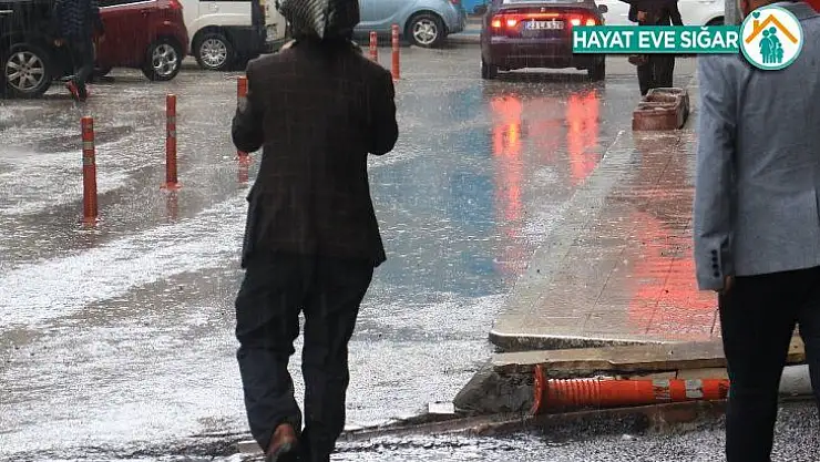 Yağmura yakalanan bazı vatandaşlar, poşetle korunmaya çalıştı