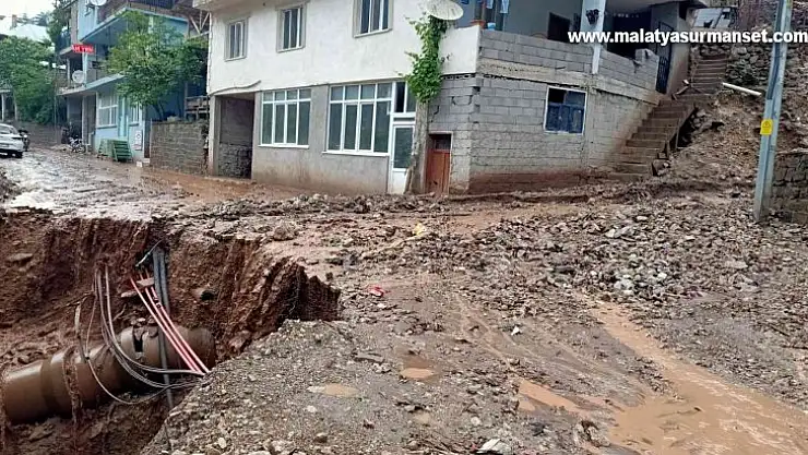 Yahyalı'da sağanak sele ve heyelana neden oldu