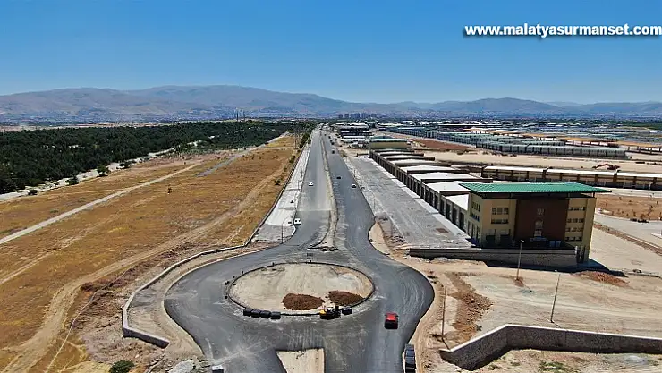 Yaka Mahallesi'ni Merkeze Bağlayan Yol Baştan Sona Yenileniyor