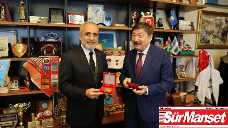 Yalçın Topçu'ya TÜRKSOY'dan 'İmadeddin Nesimi Madalyası'