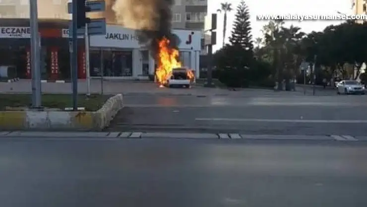 Yanan otomobil panik oluşturdu