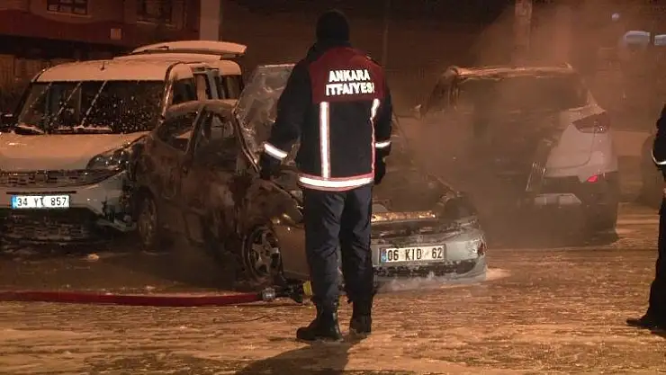 Yanan otomobilden canlarını son anda kurtardılar