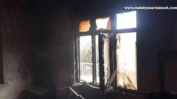 Yangın çıkan ev kullanılamaz hale geldi
