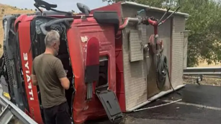 Yangına Müdahale Eden İtfaiye Ekibi Kaza Yaptı 1 Şehit 2 Yaralı