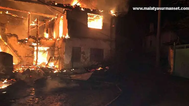 Yangında ev ve garajındaki iki araç küle döndü