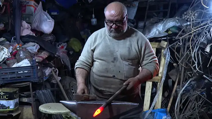 Yaptığı kazma ve baltalar depremde umut oldu