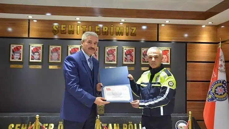 Yaralı kızı üşümekten koruyan polis, ayın polisi seçildi