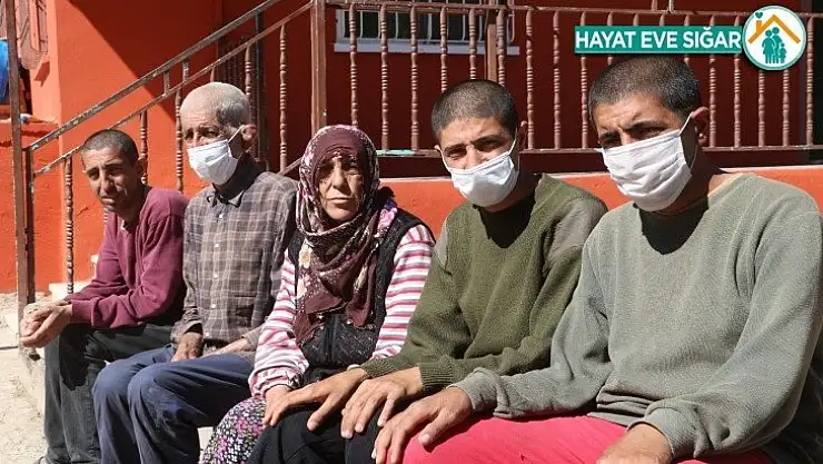 Yarım asırdır engelli kocası ve çocuklarına bakıyor