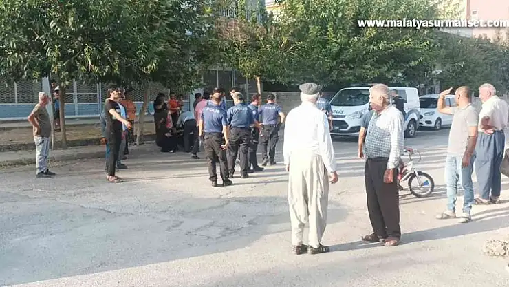 Yaşlı adam sokak ortasında bıçaklandı