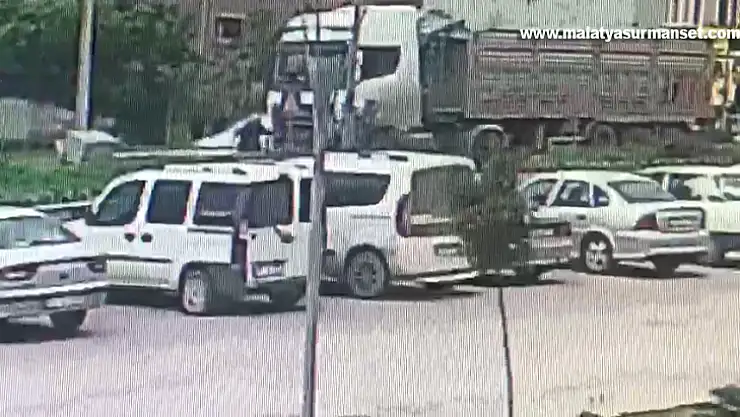 Yaşlı kadın tırın altında kaldı