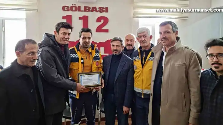 Yaşlı kadını sırtında taşıyan sağlık görevlisine başarı belgesi verildi