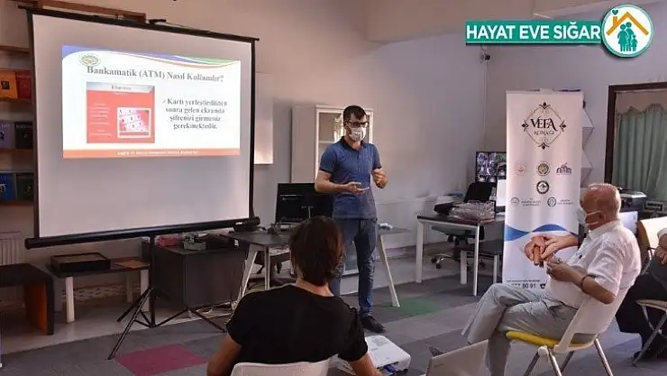 Yaşlılara 'Akıllı Telefon Kullanılabilirlik Eğitimi' veriliyor