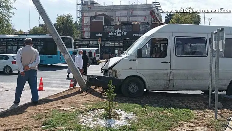 Yayaya çarpmamak için aydınlatma direğine çarptı
