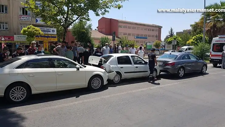 Yayaya çarpmamak için durunca zincirleme kaza oldu
