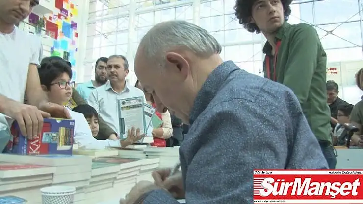 Yazar Ahmet Şimşirgil okurlarıyla buluştu