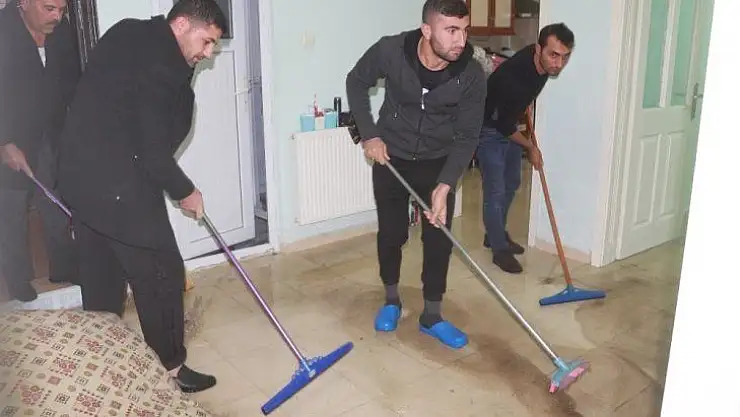 Yeni evli çiftin evi lağım suları altında kaldı