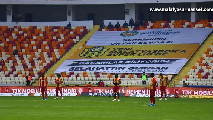 Yeni Malatyasporlu futbolcular maça protesto ile başladı