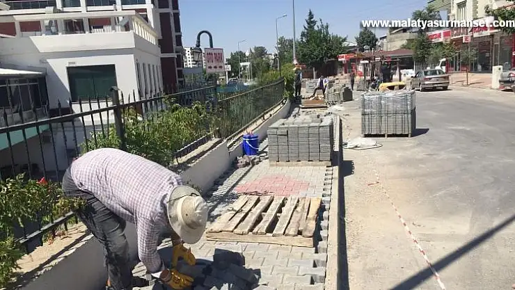 Yeni Sanayi mahallesinde kaldırım yenileme çalışması