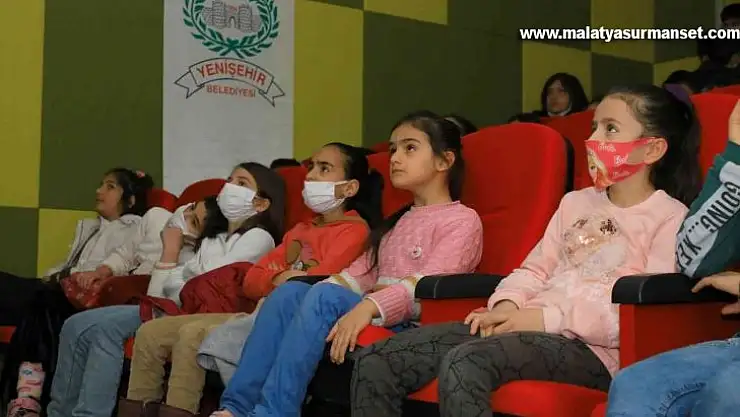 Yenişehir Belediyesinin çocuklara sinema şenliği sürüyor