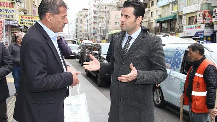 Yenişehir Kaymakamı Beşikci vatandaşlara 'korona paketi' dağıttı