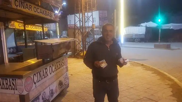 Yerde bulduğu döviz ve altınları sahibine teslim etti