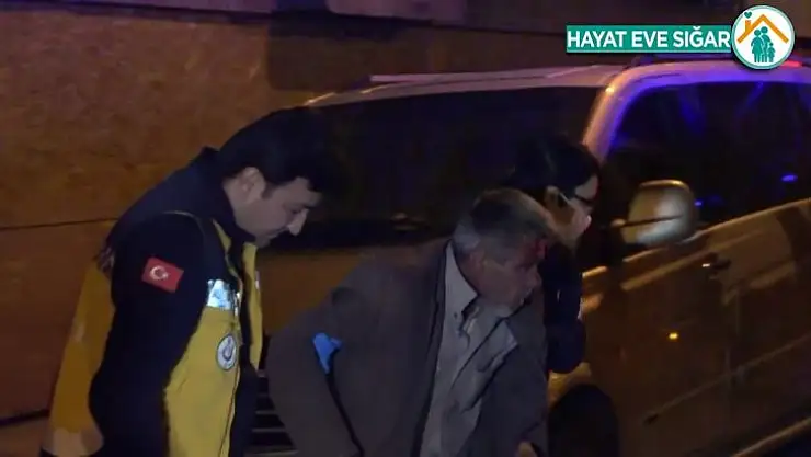 Yere düşüp kanlar içinde kalan adamı şans eseri polisler fark etti