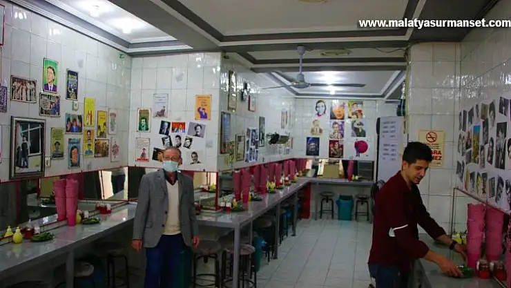Yeşilçam oyuncularının unutulmaması için iş yerinin duvarlarını posterleriyle doldurdu