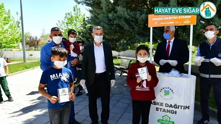 Yeşilyurt Belediyesi'nden çocuklara özel maske