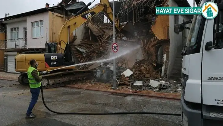 Yeşilyurt'ta riskli binaların yıkımı yapılıyor