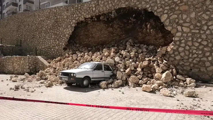 Yıkılan İstinat Duvarı Bir Otomobilde Hasara Yol Açtı