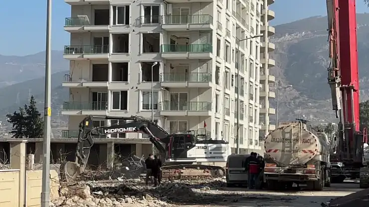 Yıkım çalışmaları sırasında 2 bina tedbiren boşaltıldı