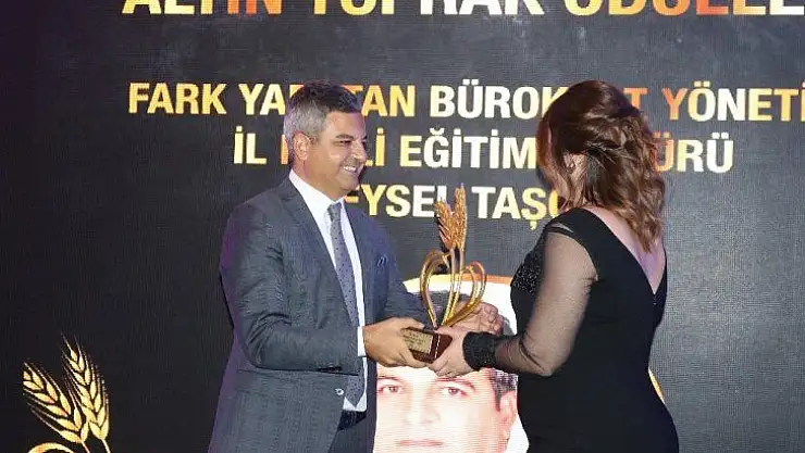 Yılın en iyi fark oluşturan bürokratı ve yöneticisi ödülü Doç. Dr. Feysel Taşçıer'e verildi