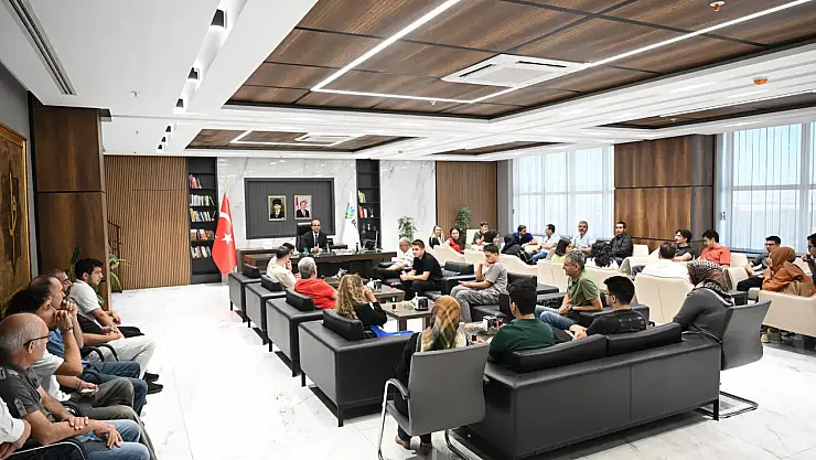 YKS'de İlk 2000'e Giren Öğrenciler, Belediye Başkanından Ödülünü Aldı!