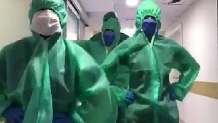 Yoğun bakım çalışanlarından 'penguen dansı'