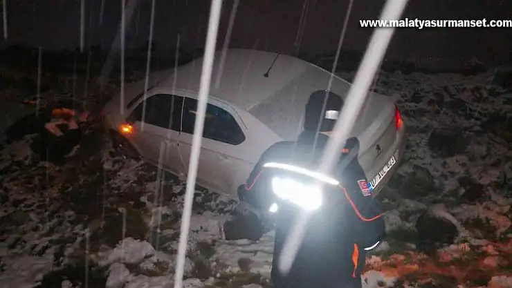 Yoğun kar yağışı nedeniyle kayarak yol dışına çıkan aracı AFAD kurtardı