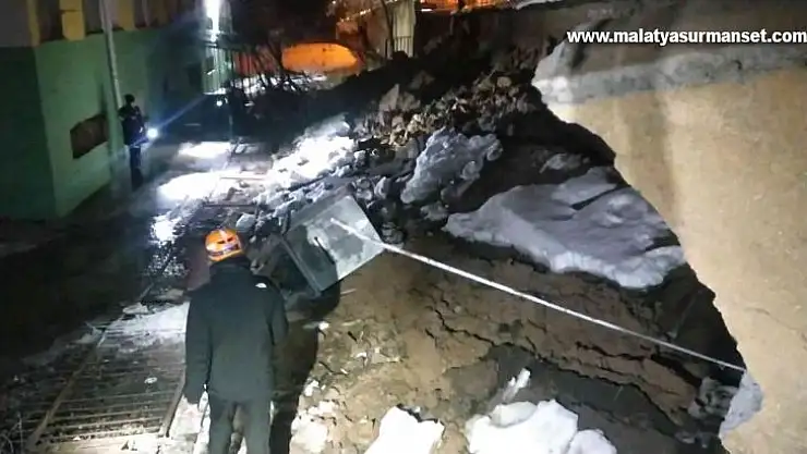 Yoğun kar yağışı nedeniyle okulun istinat duvarı çöktü