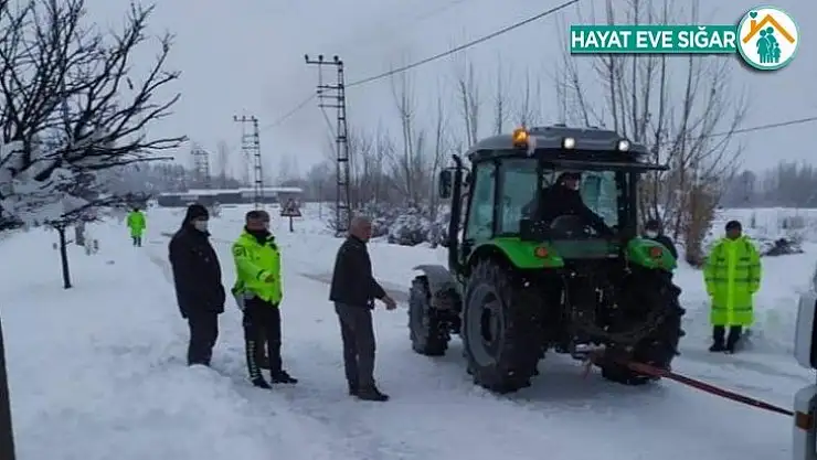 Yoğun kardan araçlar yolda kaldı, karayolu ulaşıma kapandı