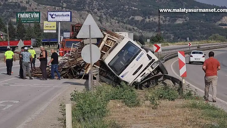 Yokuş aşağı inerken freni patlayan hurda yüklü kamyon devrildi