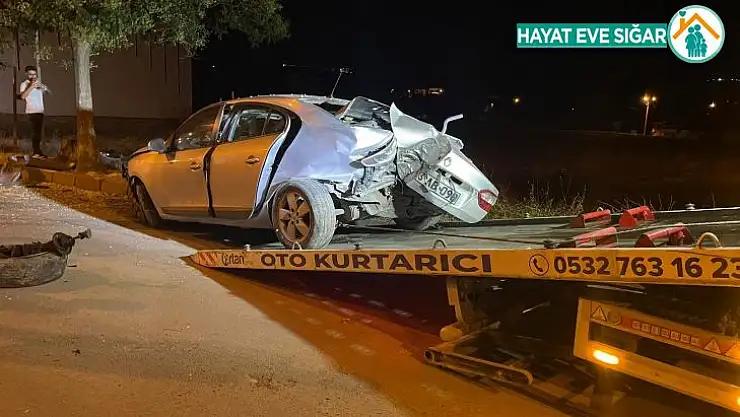 Yol kenarındaki ağaçlara çarpan otomobil hurdaya döndü: 2 yaralı