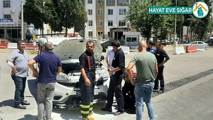 Yol ortasında alev alan aracı polisler söndürdü